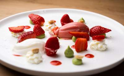 Dessert à la fraise Carte et Menus | L’Auberge de Guillaume · Restaurant de Guillaume Royer